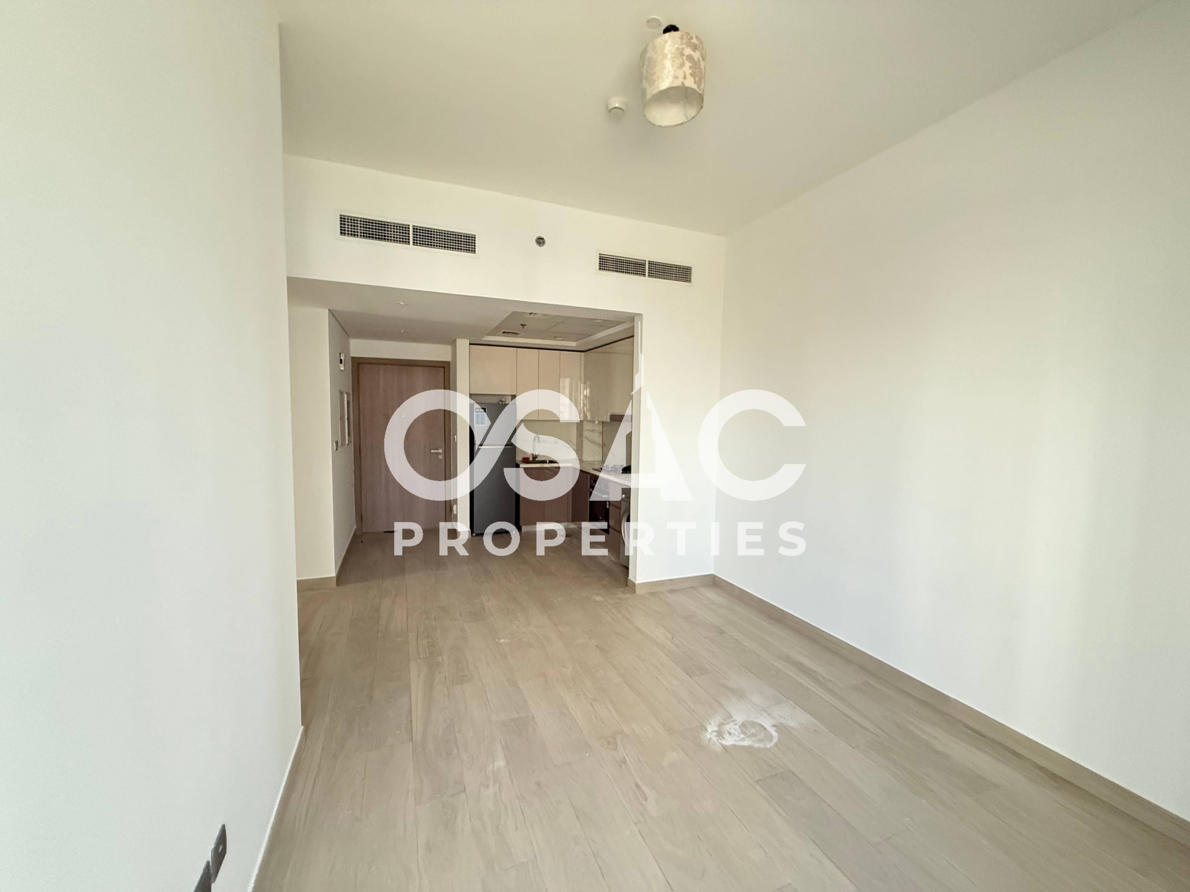 Spacious | Prime location | Unfurnished - 4